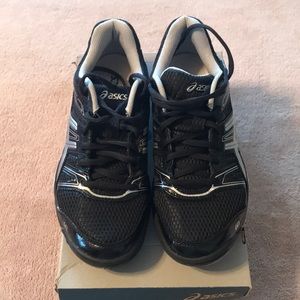 Women's Asics black /Silver Gel rocket 7 (size 7)